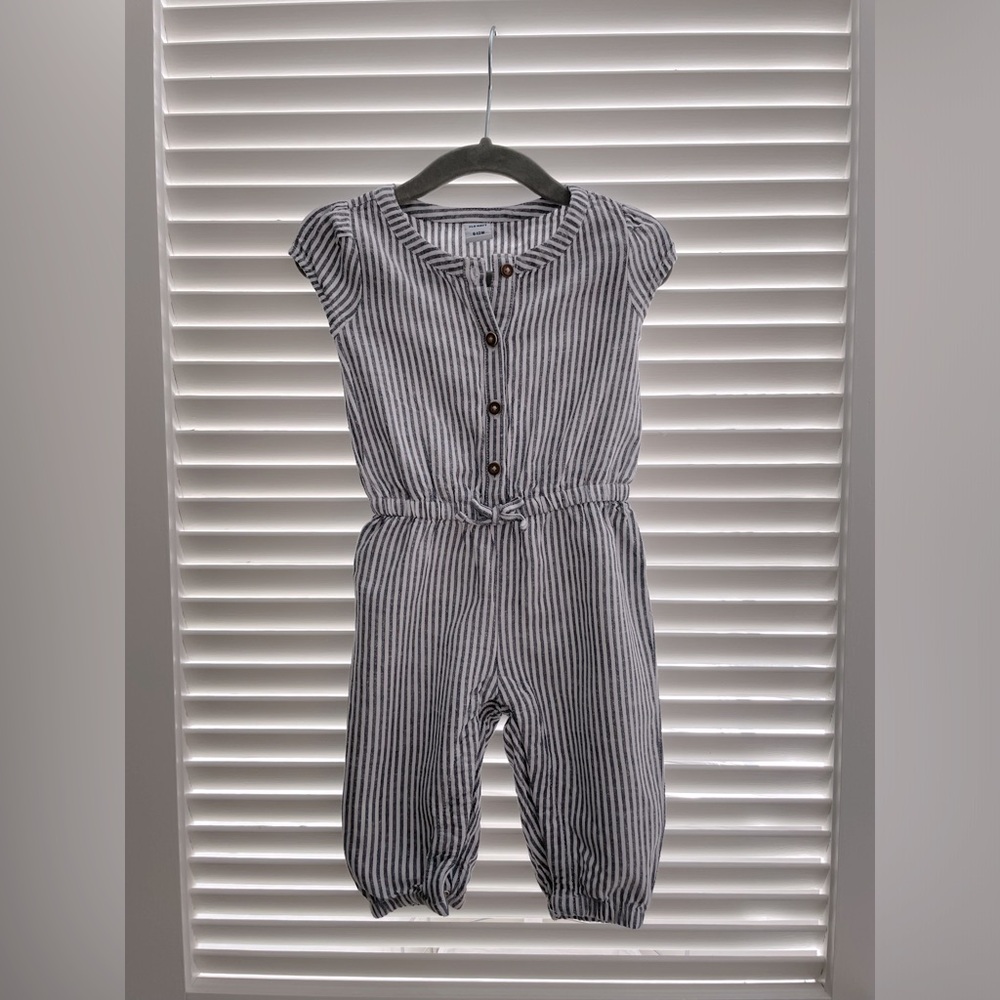 Old Navy seersucker jumper in size 6-12 MONTHS! In great condition!